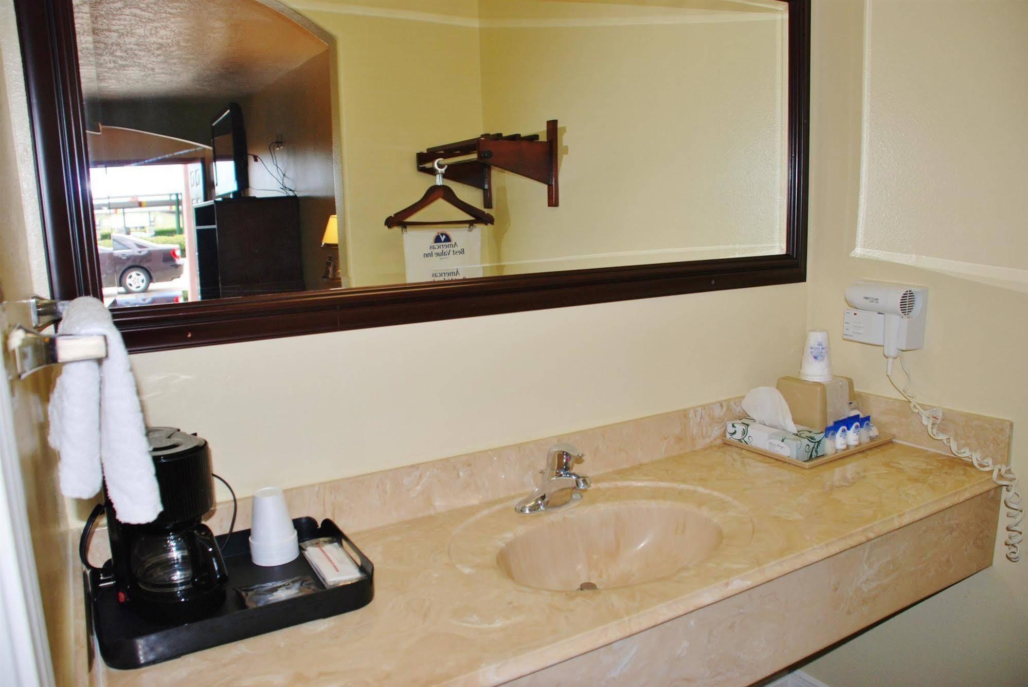 Americas Best Value Inn & Suites Hempstead Экстерьер фото