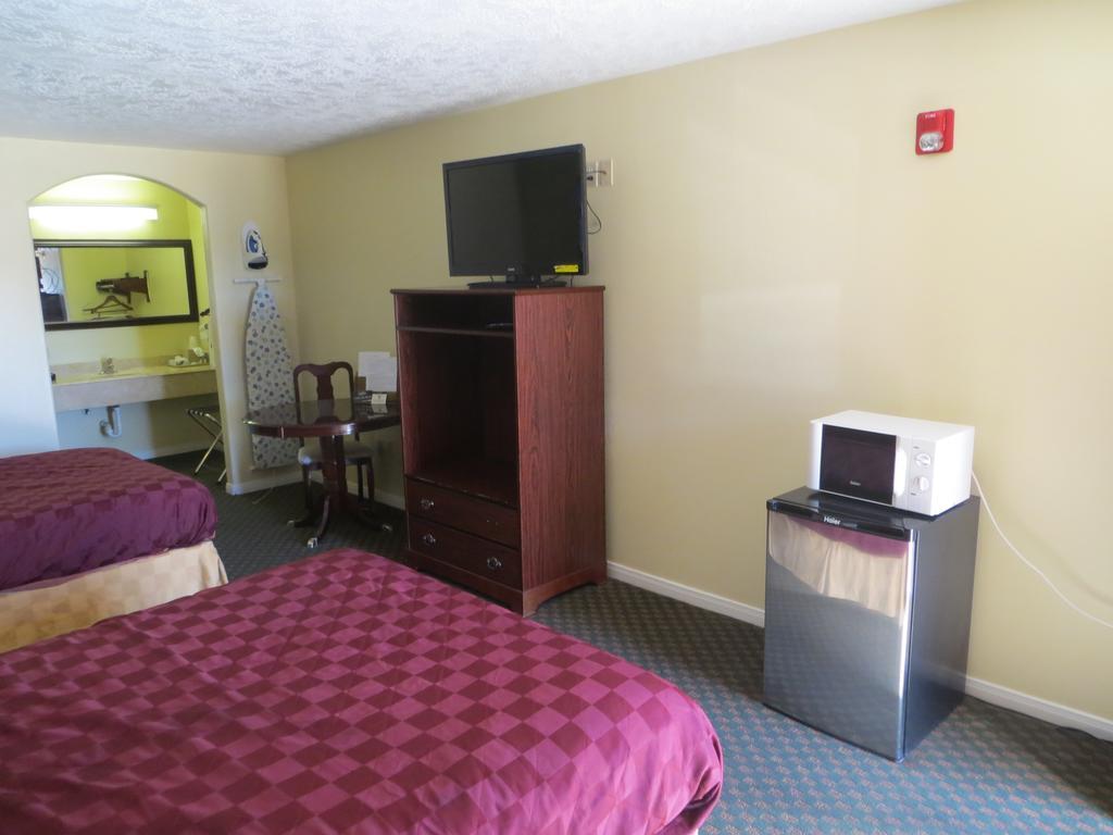 Americas Best Value Inn & Suites Hempstead Экстерьер фото