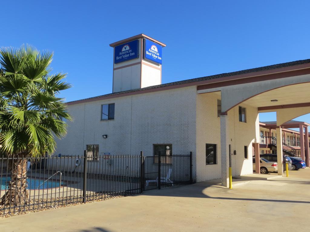 Americas Best Value Inn & Suites Hempstead Экстерьер фото