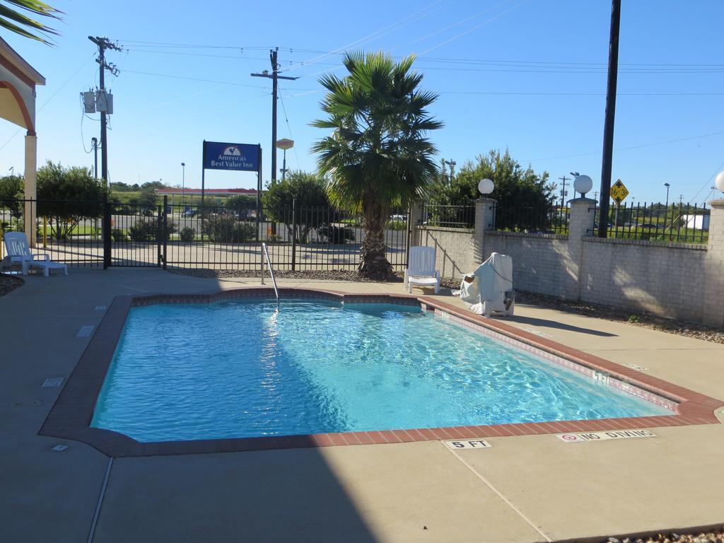 Americas Best Value Inn & Suites Hempstead Экстерьер фото