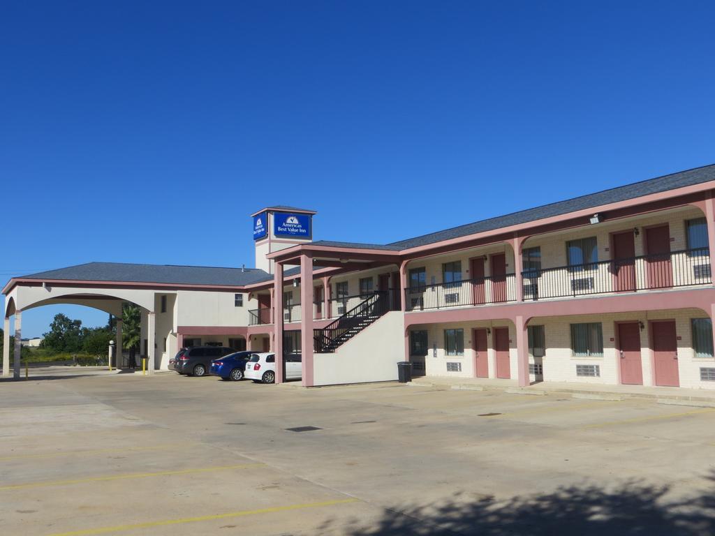 Americas Best Value Inn & Suites Hempstead Экстерьер фото