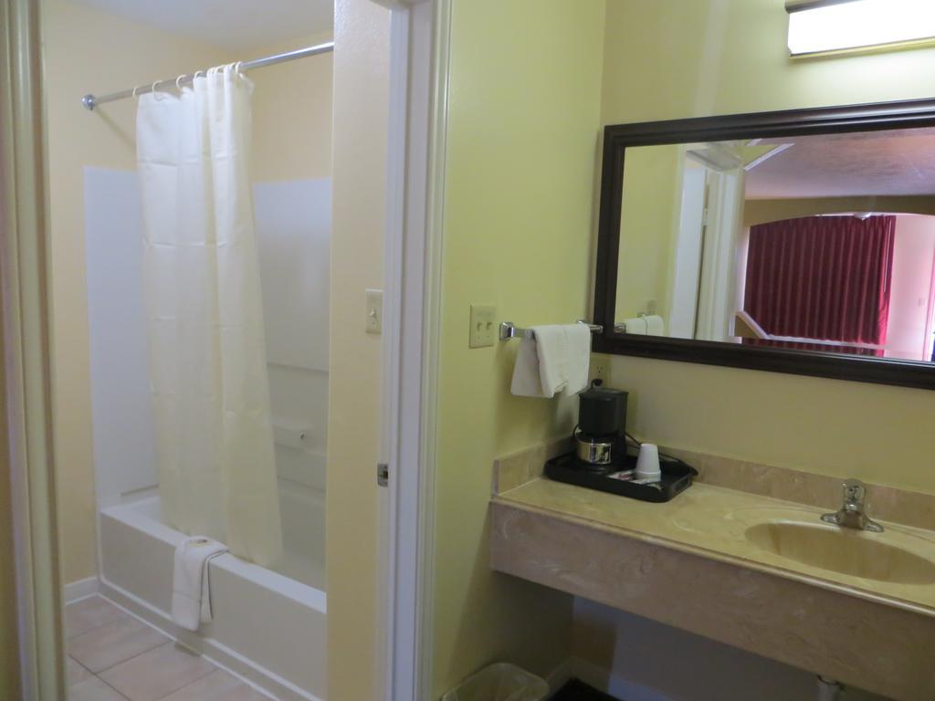Americas Best Value Inn & Suites Hempstead Номер фото