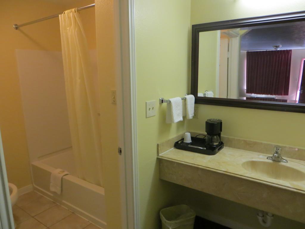 Americas Best Value Inn & Suites Hempstead Номер фото