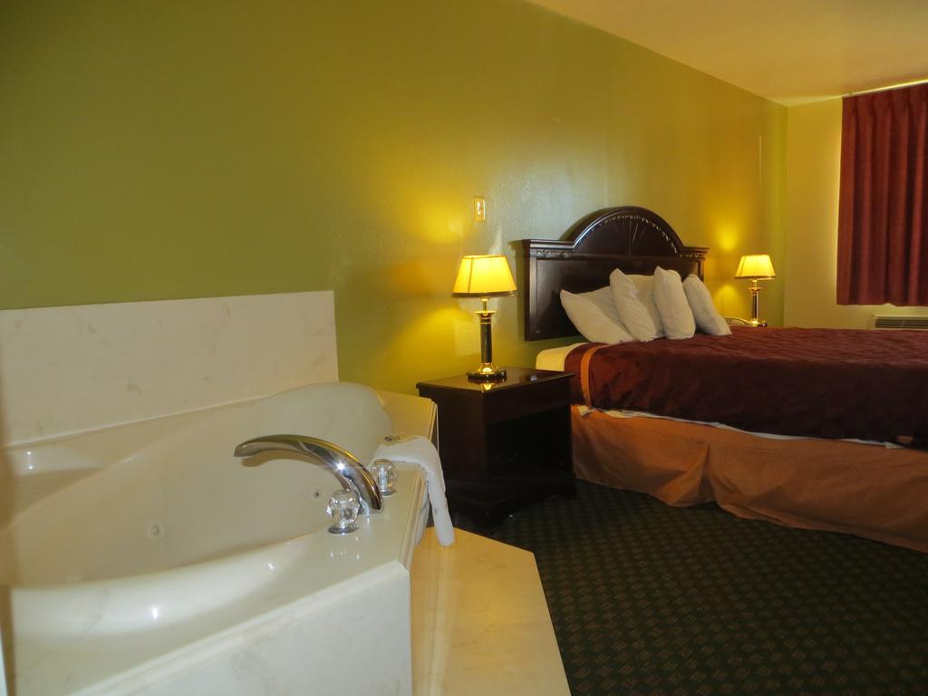 Americas Best Value Inn & Suites Hempstead Номер фото