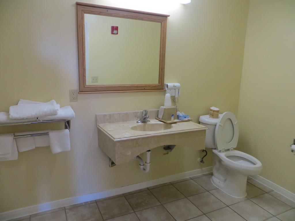 Americas Best Value Inn & Suites Hempstead Номер фото