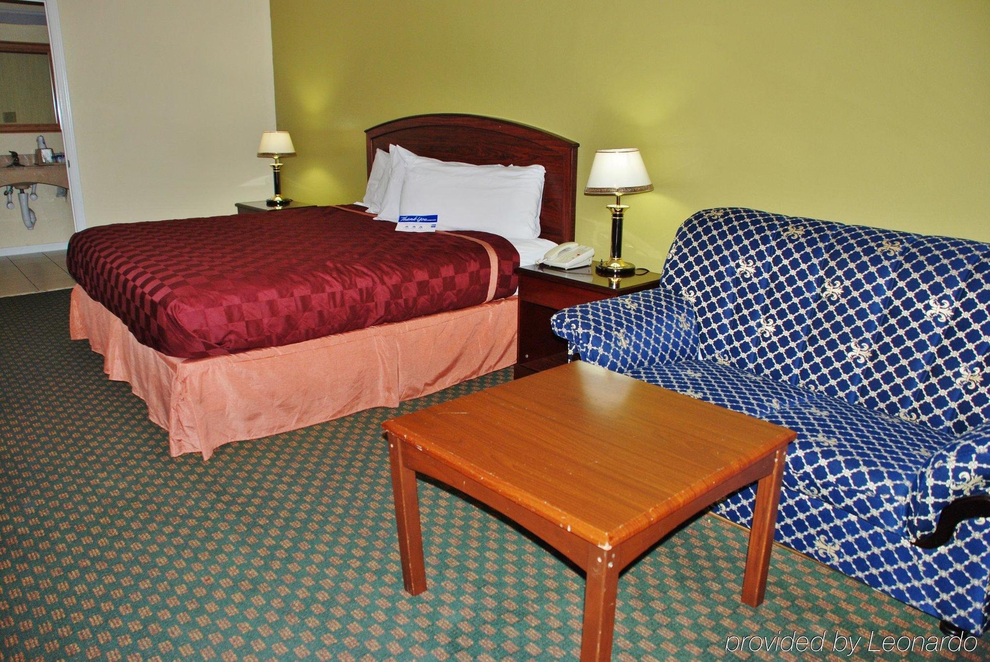 Americas Best Value Inn & Suites Hempstead Экстерьер фото