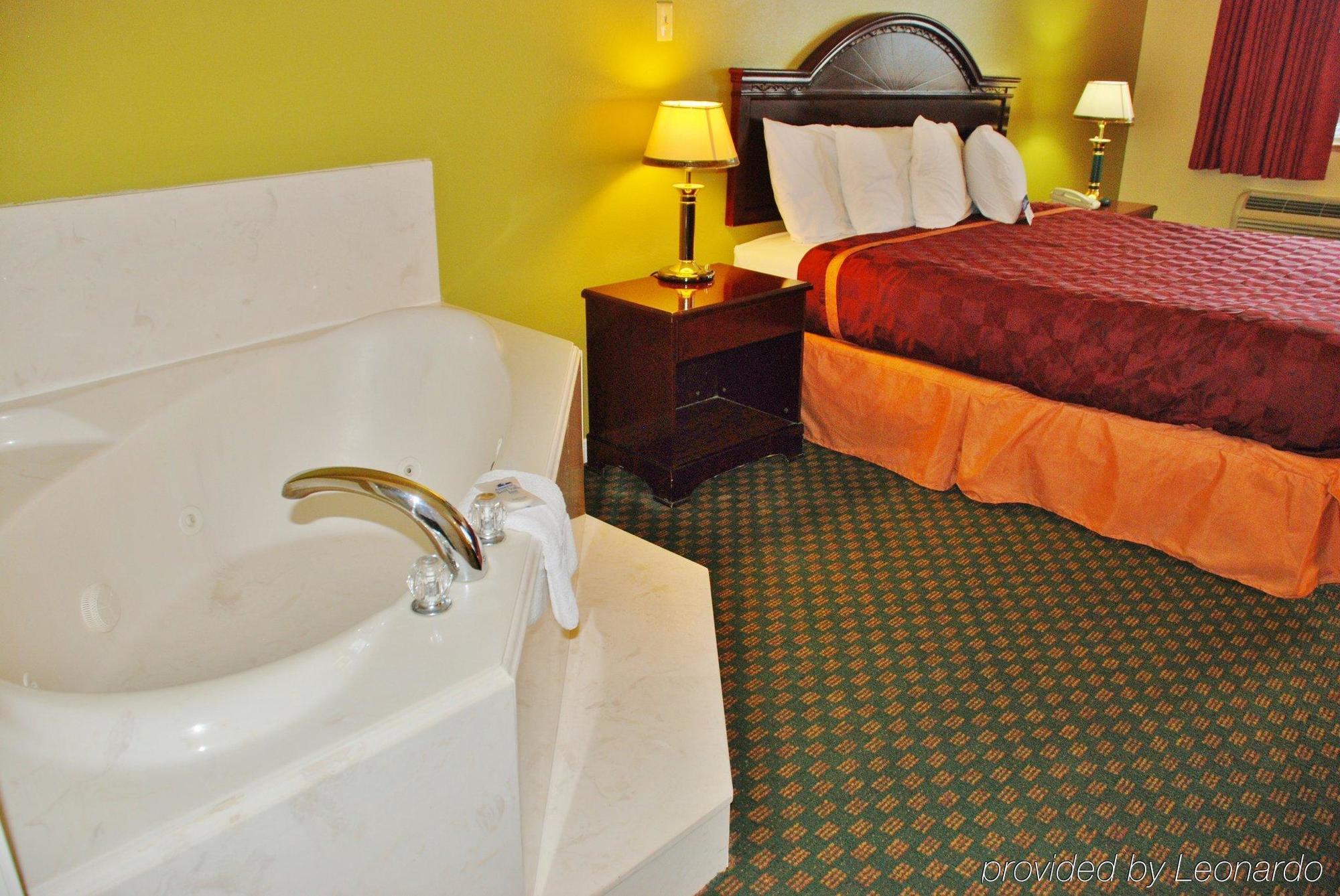 Americas Best Value Inn & Suites Hempstead Экстерьер фото