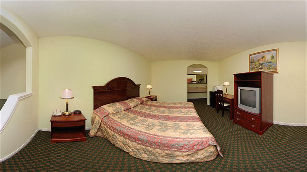 Americas Best Value Inn & Suites Hempstead Экстерьер фото