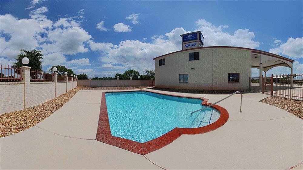 Americas Best Value Inn & Suites Hempstead Экстерьер фото