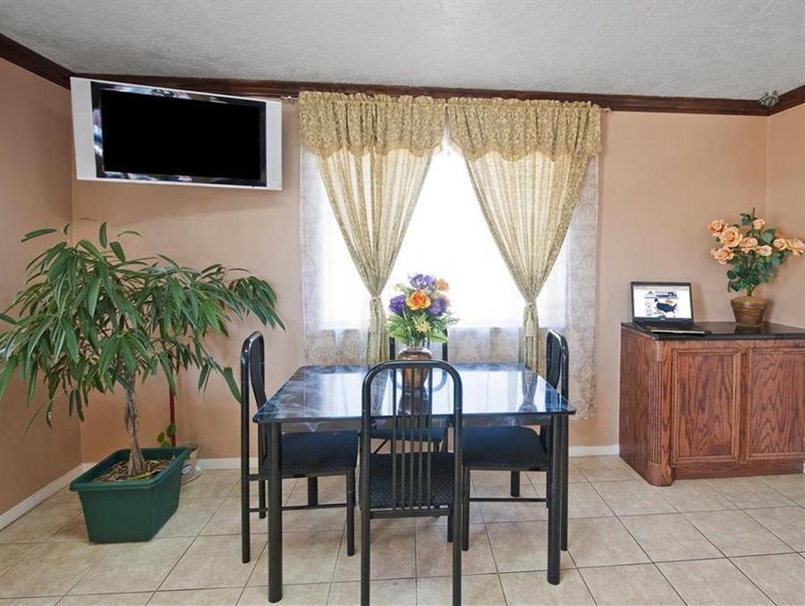 Americas Best Value Inn & Suites Hempstead Экстерьер фото