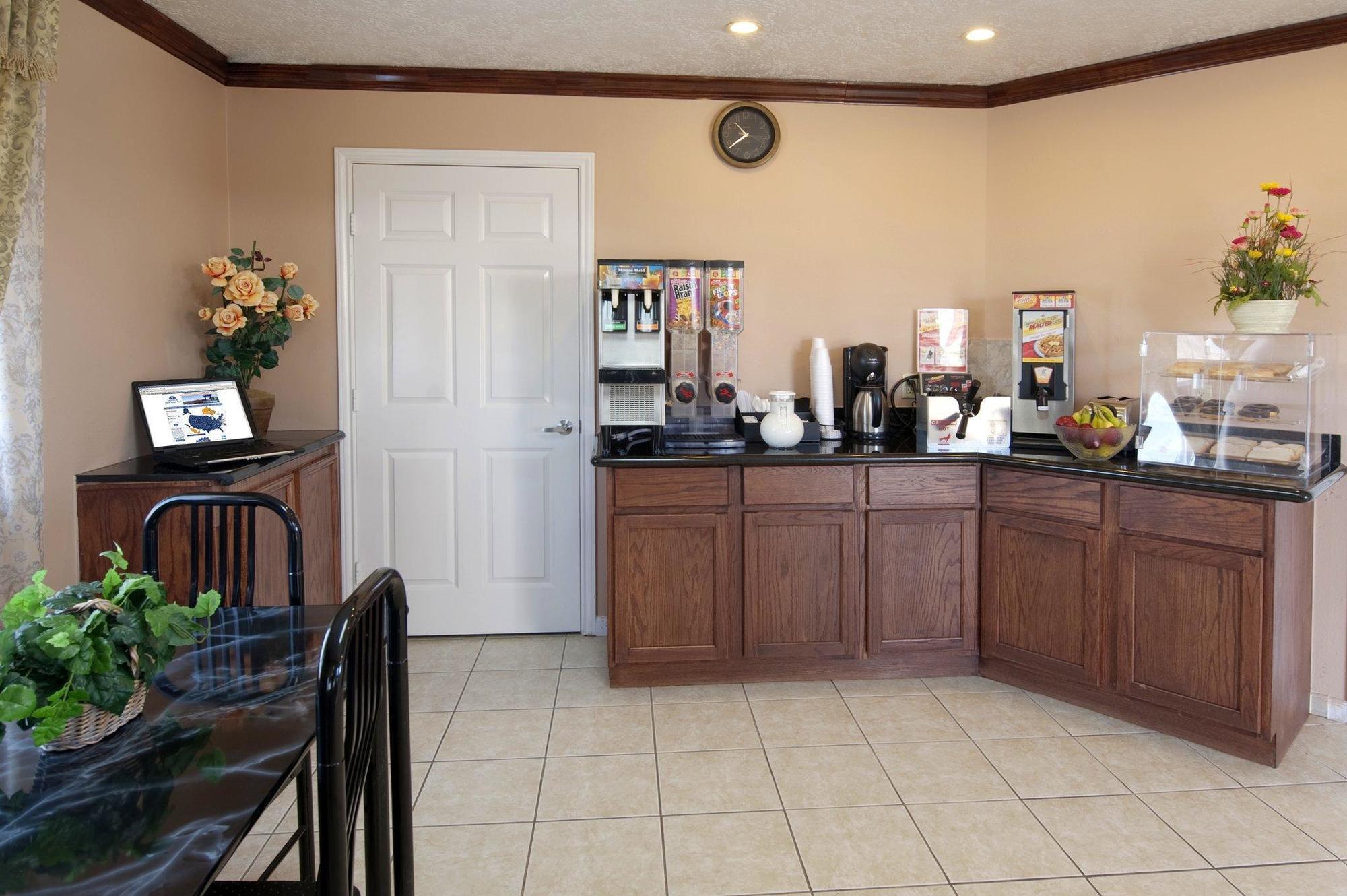 Americas Best Value Inn & Suites Hempstead Экстерьер фото
