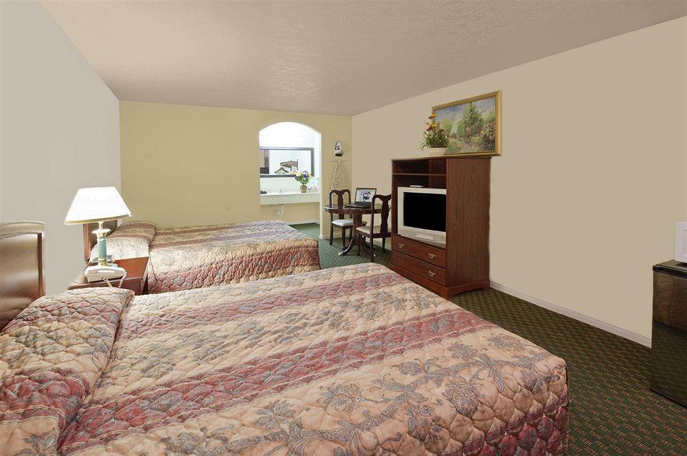 Americas Best Value Inn & Suites Hempstead Экстерьер фото