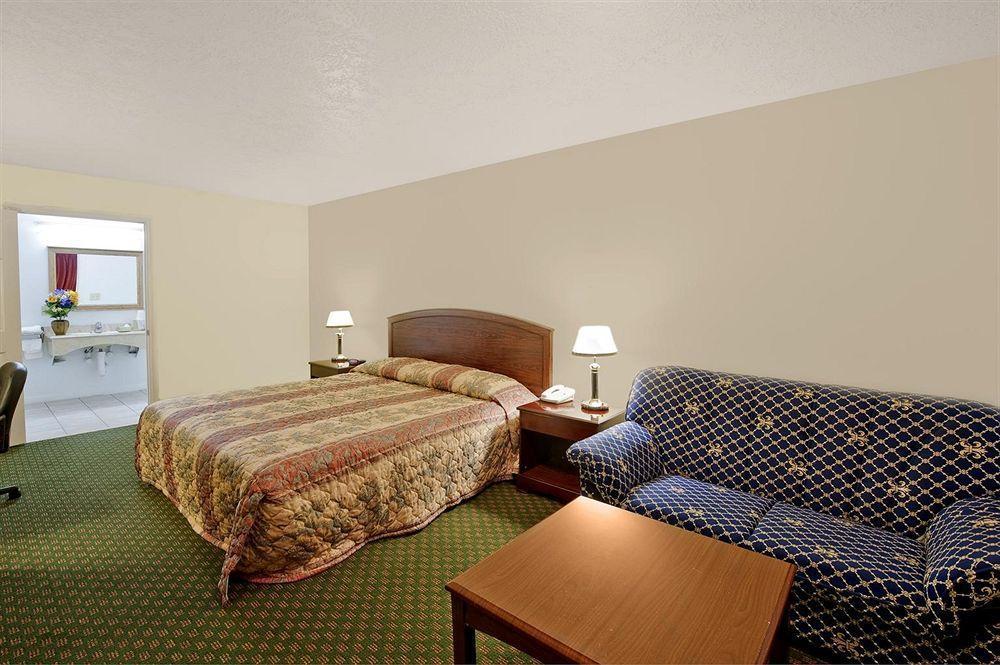 Americas Best Value Inn & Suites Hempstead Экстерьер фото