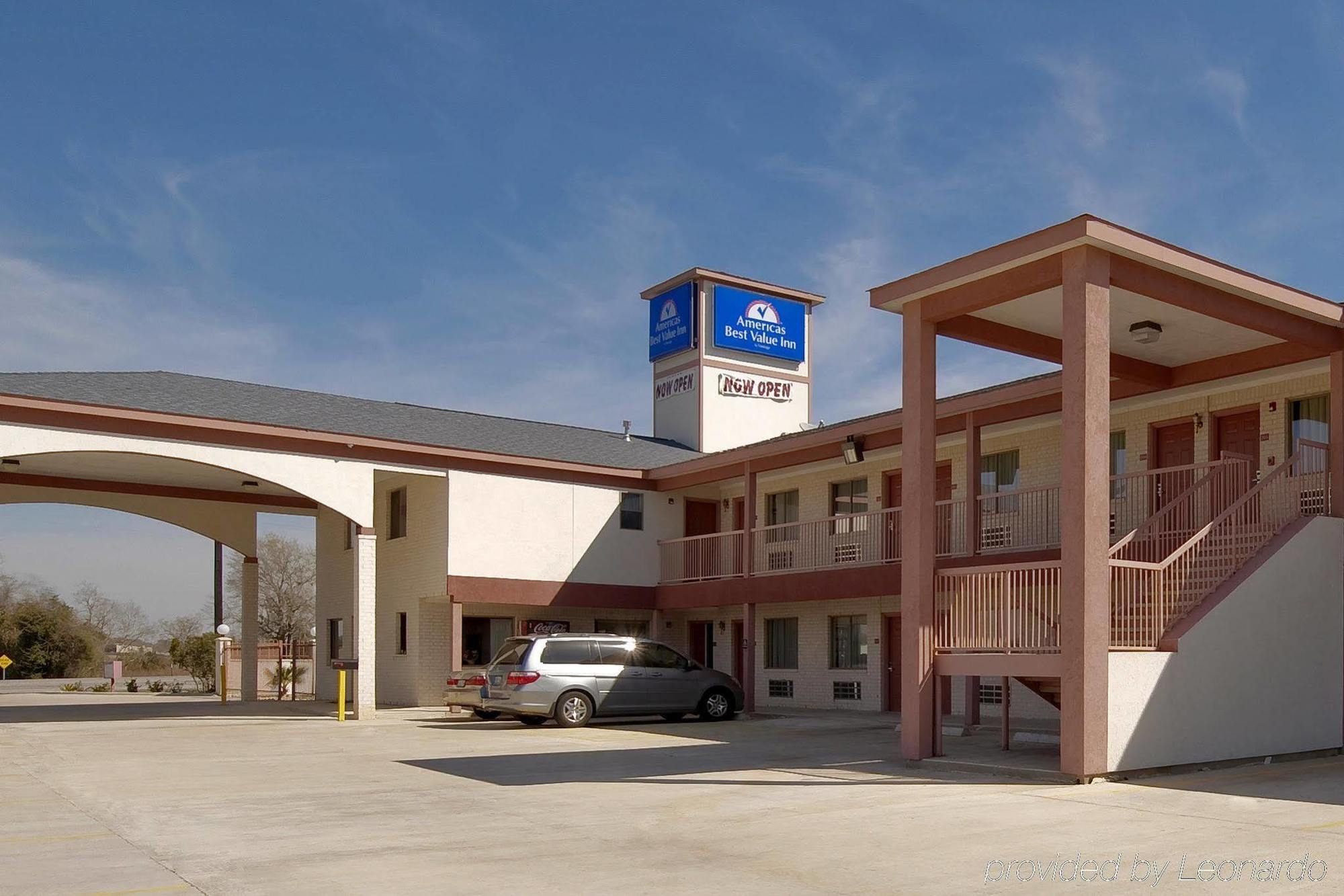 Americas Best Value Inn & Suites Hempstead Экстерьер фото