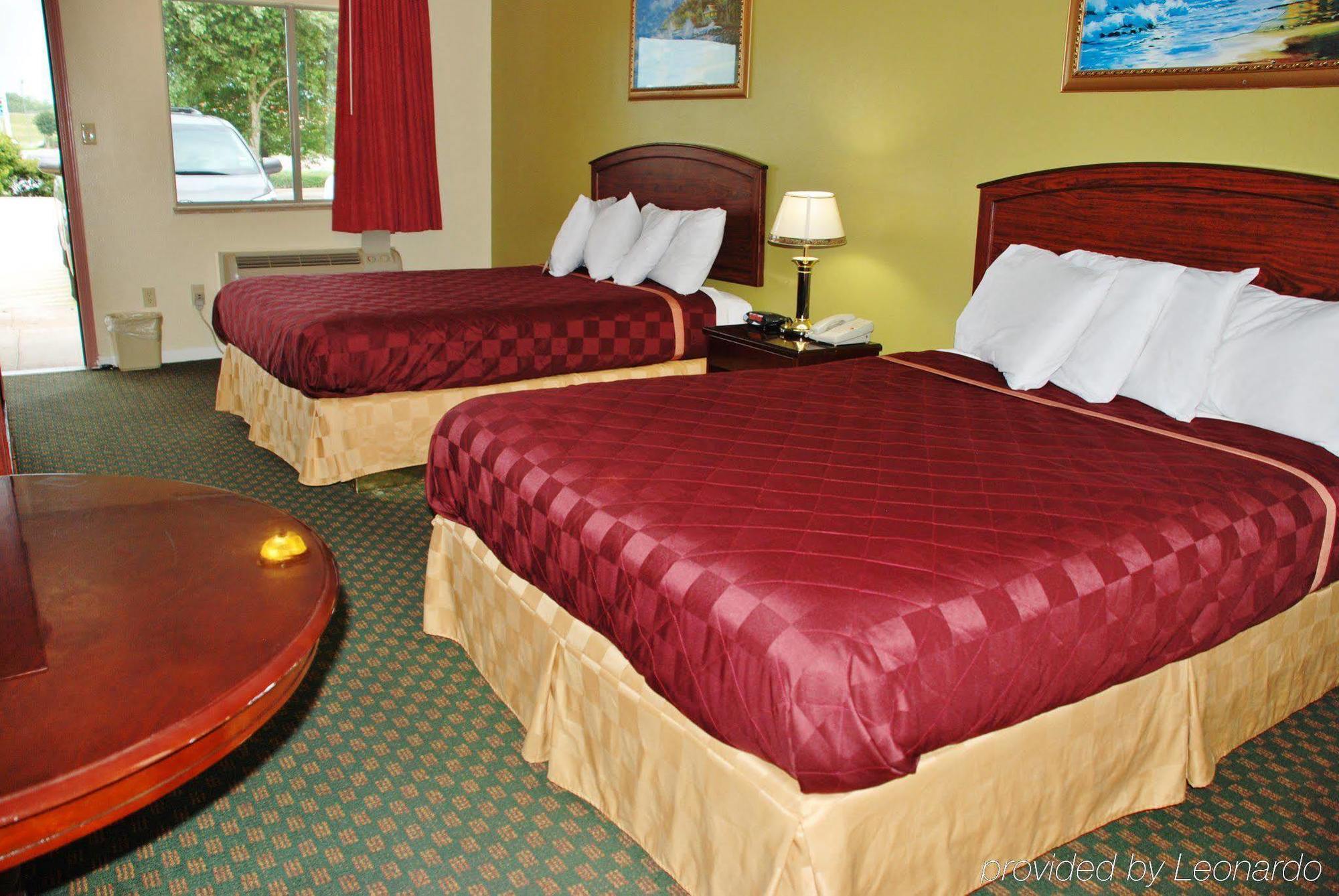 Americas Best Value Inn & Suites Hempstead Экстерьер фото