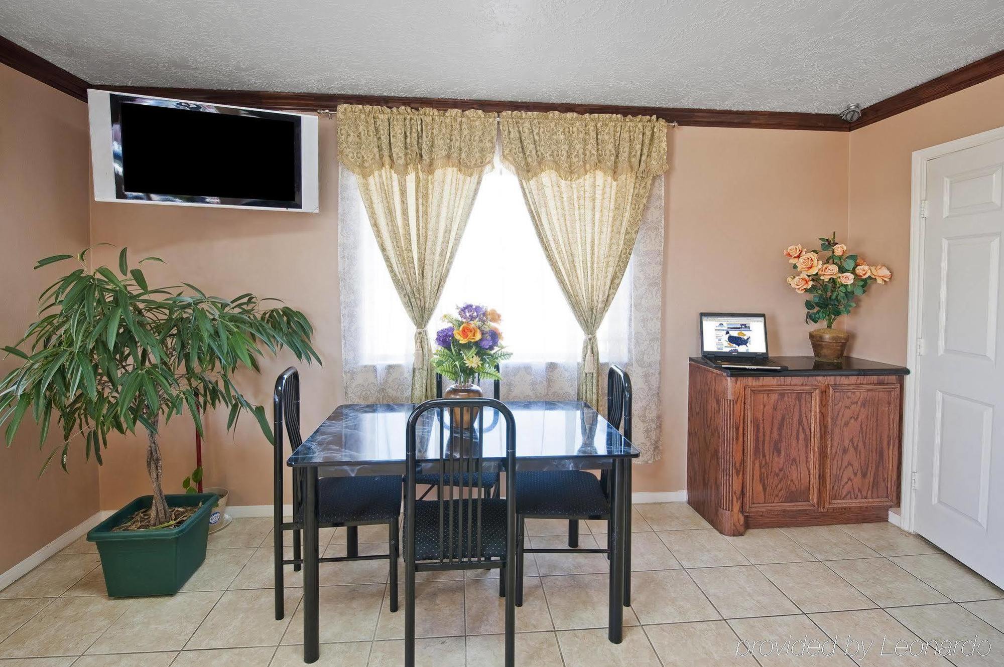 Americas Best Value Inn & Suites Hempstead Экстерьер фото