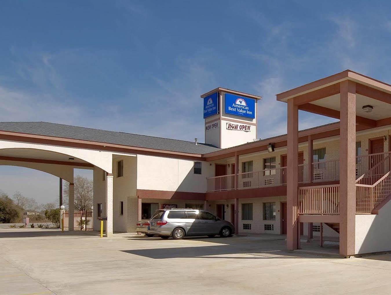 Americas Best Value Inn & Suites Hempstead Экстерьер фото