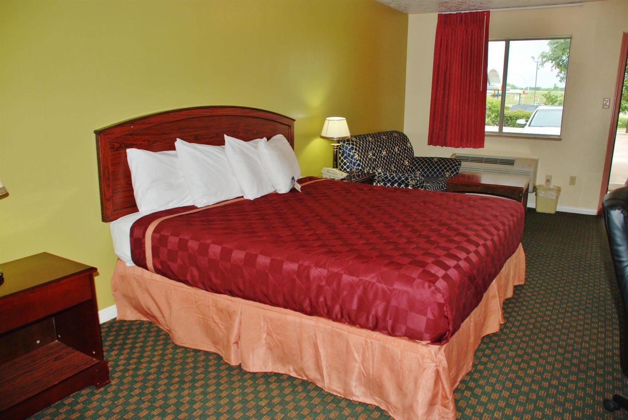 Americas Best Value Inn & Suites Hempstead Экстерьер фото