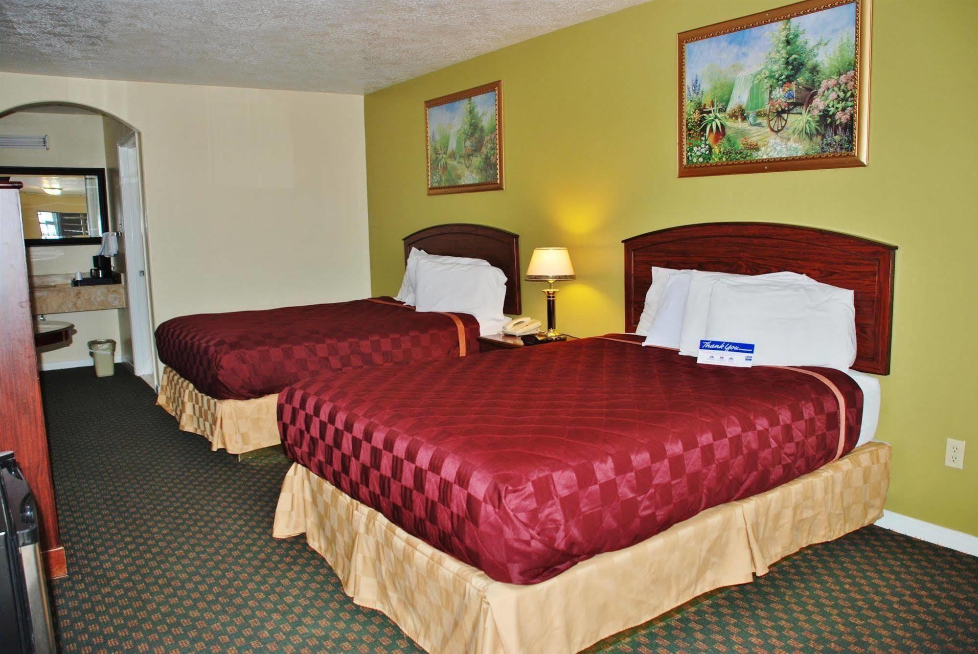 Americas Best Value Inn & Suites Hempstead Экстерьер фото