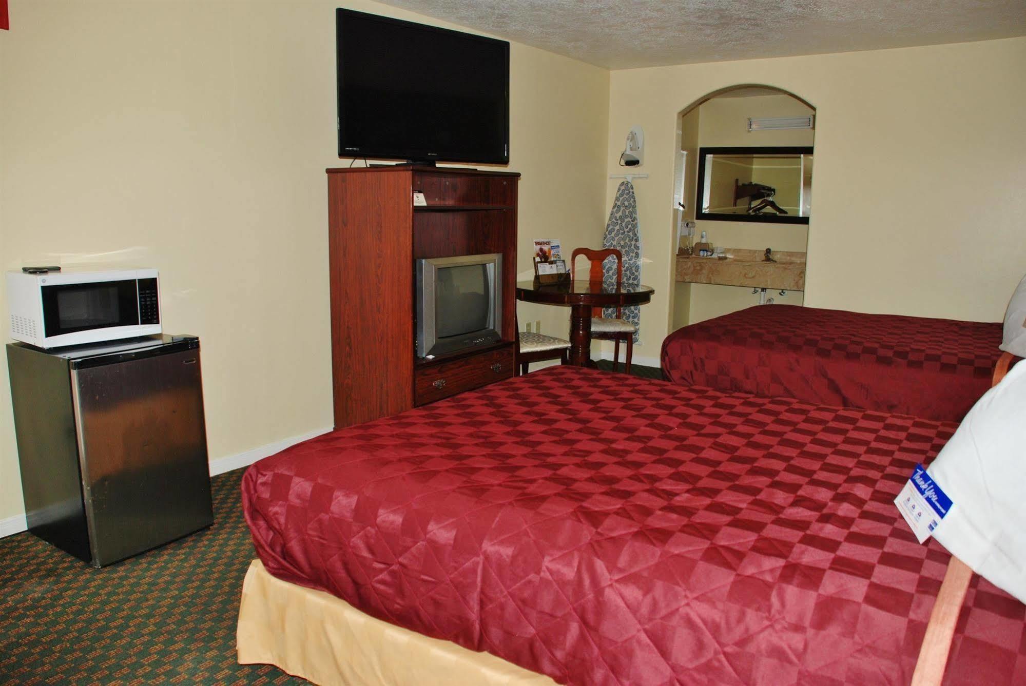 Americas Best Value Inn & Suites Hempstead Экстерьер фото