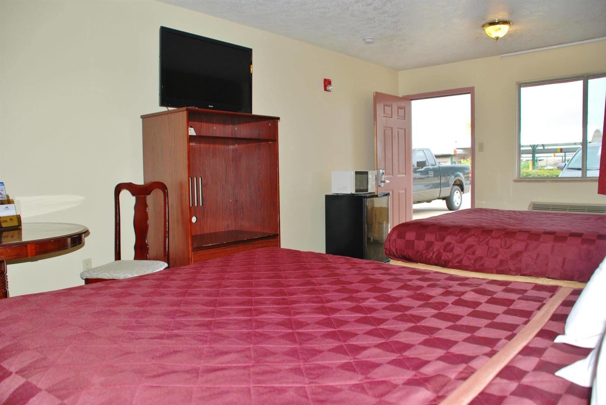 Americas Best Value Inn & Suites Hempstead Экстерьер фото