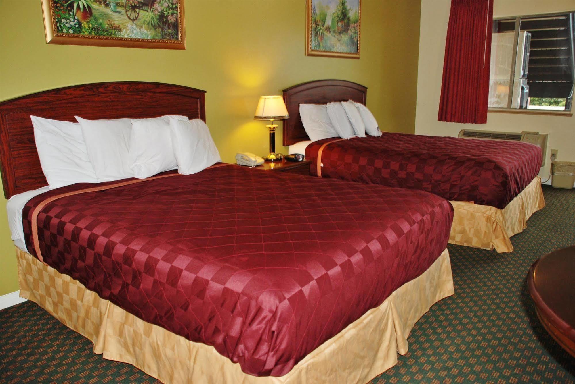 Americas Best Value Inn & Suites Hempstead Экстерьер фото