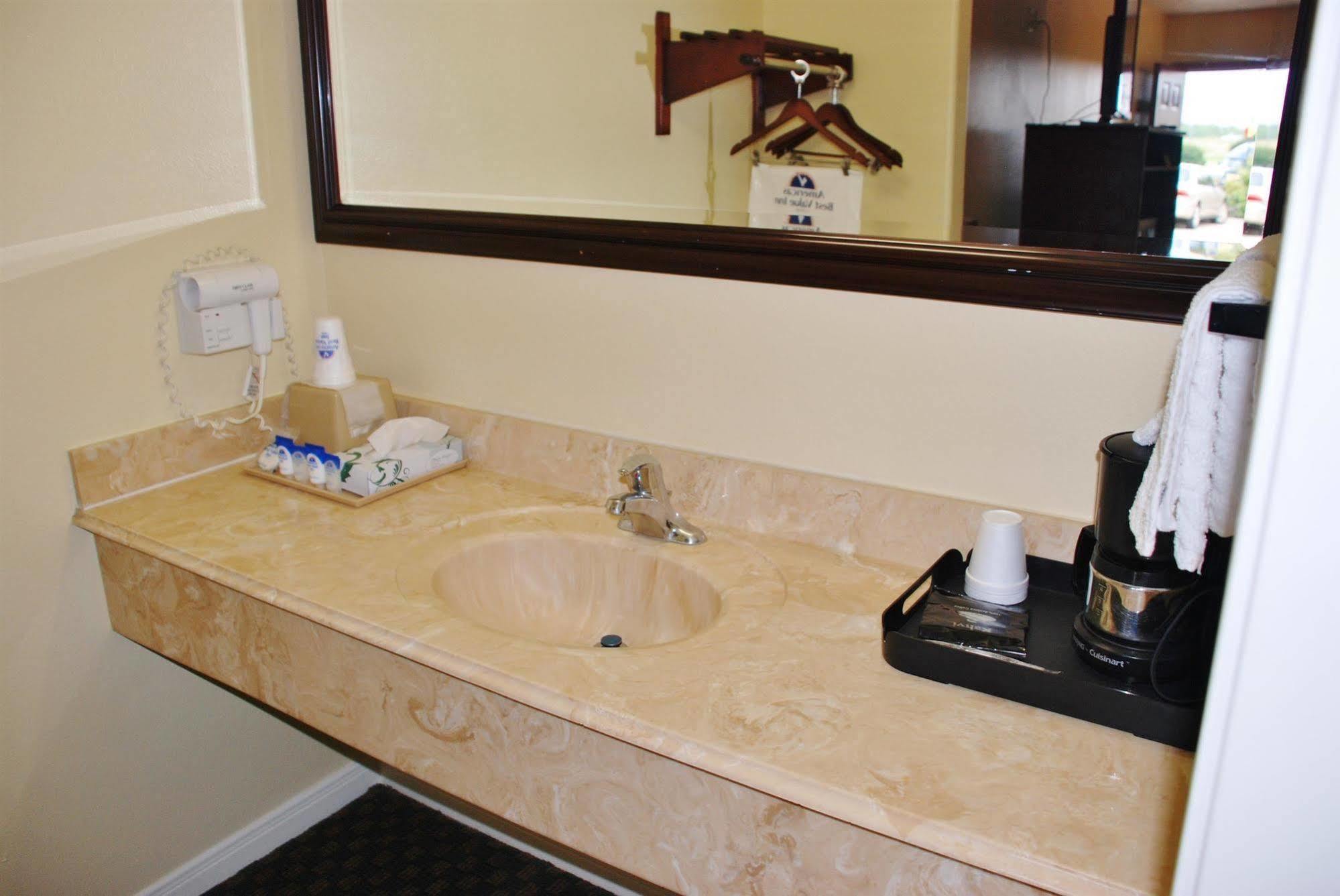 Americas Best Value Inn & Suites Hempstead Экстерьер фото