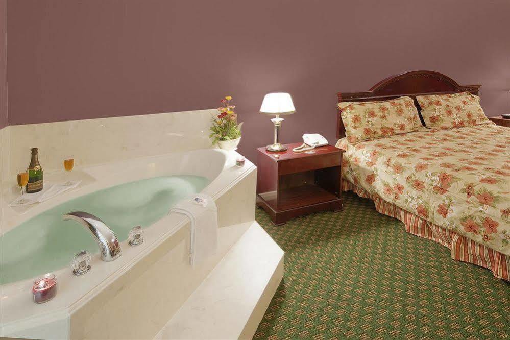 Americas Best Value Inn & Suites Hempstead Экстерьер фото